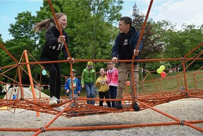Das Kletternetz "Eurythmus" kommt auch bei den Grundschülern der Rudolfschule gut an. 