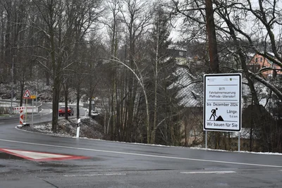 Der Verkehr rollt wieder auf der B 171 zwischen Pfaffroda und Ullersdorf. Die Sanierung der Fahrbahn ist abgeschlossen, aber die Baustellenschilder stehen noch. Restarbeiten sollen im kommenden Frühjahr folgen.