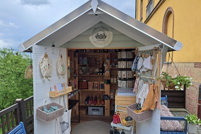 Das Verkaufshäuschen steht auf der ehemaligen Café-Terrasse der Feinbäckerei Fischer in Augustusburg.