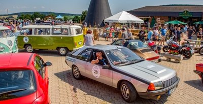 Schätze wie dieser Mercedes-Benz 8/38, Baujahr 1926, begeisterten - wie hier auf Zschopauer Schlosshof - die Zuschauer entlang der 1. Sächsischen Meister-Classic im Sommer 2021.