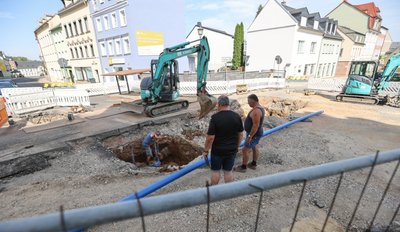 Die Straße der Deutschen Einheit in Burgstädt ist zwischen Marienstraße und Obergasse gesperrt. Im Bereich der Kreuzung Dr.-Robert-Koch-Straße und Straße der Deutschen Einheit (Foto) finden Kanalbauarbeiten statt. Wegen Lieferengpässen waren die Arbeiten später als geplant gestartet.