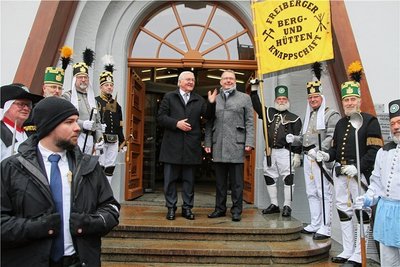 Mitglieder der Freiberger Historischen Berg- und Hüttenknappschaft bildeten vor dem Freiberger Rathaus ein Spalier für Bundespräsident Frank-Walter Steinmeier und Oberbürgermeister Sven Krüger (parteilos).
