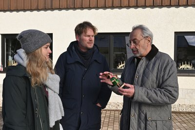 Die Kommissare Karina Szabo (Lara Mandoki) und Robert Winkler (Kai Scheve, Mitte) besuchen in der neuen Episode des "Erzgebirgskrimis" den Vater des Opfers Hannes Markert, gespielt von Wolfgang Stumph (rechts), in seiner Manufaktur für Räuchermännchen. 