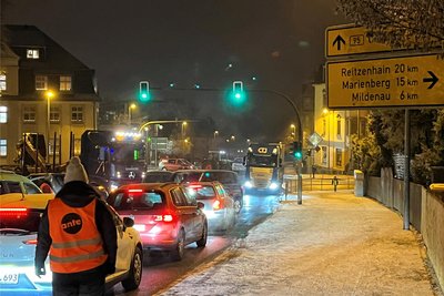 Etwas mehr Zeit einplanen müssen Verkehrsteilnehmer auch in Annaberg-Buchholz. Dort wird seit den frühen Morgenstunden die Kreuzung B 95/Geyersdorfer Straße blockiert.