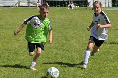Fynn Wittat vom SV Blau-Weiß Rebesgrün (links) und Leya Abresch vom VfL Reumtengrün (rechts) waren in der ersten Woche bei der Fußballschule mit dabei.