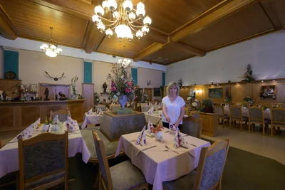 Petra Trommler. Anfang der Neunziger waren sie von der kleinen, urigen Gaststube nach hinten in den großen Tanzsaal gezogen. Sie expandierten in Hausmannskost.