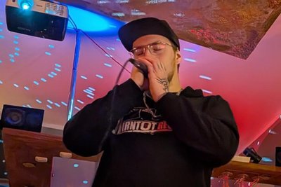 Er lieferte am Freitagabend beim als Aufwärmen für den ESC gedachten „Konsulats-Vision-Song-Contest“ den besten Auftritt ab: Stanley Voigt.