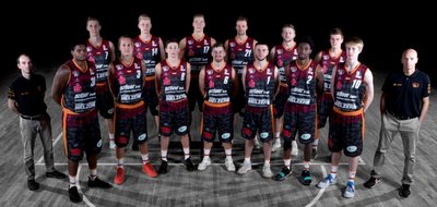 Die Niners der Saison 2017/2018: hintere Reihe von links: Jonas Richter, Aaron Kayser, Robin Lodders, Michael Fleischmann, Jacob Parker, Leon Hoppe; vordere Reihe von links: Co-Trainer Eiko Potthast, Joe Lawson, Malte Ziegenhagen, Bruno Albrecht, Daniel Mixich, Andy Mazurczak, Jajuan Johnson, Arne Wendler, Trainer Rodrigo Pastore.            