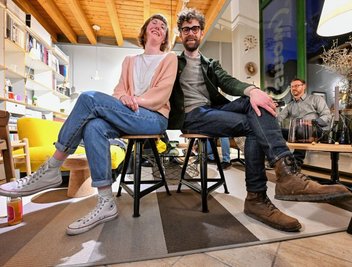 Im Smow an der Chemnitzer Barbarossastraße 39: Alide und Dieter Amick präsentieren ihre neuen Rowac-Hocker. Rowac steht für Robert Wagner Chemnitz. 