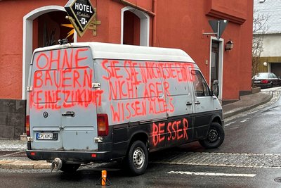 Erneut protestiert wird auch auf der B 95 in Thum. Seit 5 Uhr ist der Kreuzungsbereich nach Jahnsbach/Herold versetzt blockiert. "Ohne Bauern keine Zukunft" und "Sie säen nicht. Sie ernten nicht, aber wissen alles besser" steht auf einem Transporter.