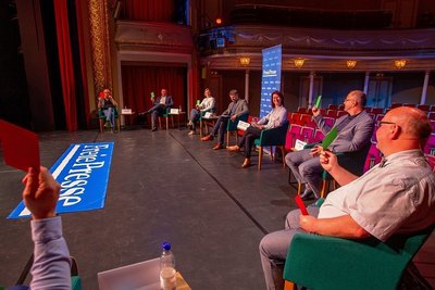 Die Kandidaten Lars Buchmann, Ingo Eckardt, Andreas Ernstberger, Silvia Queck-Hänel und Steffen Zenner antworteten beim Wahlforum der "Freien Presse" unter anderem in einer Kurzfragerunde mit grünen und roten Karten auf Fragen von Reporter Swen Uhlig und Regionalleiterin Nancy Dietrich. Nicht im Bild zu sehen ist Thomas Haubenreißer. Der Busunternehmer Thomas Kaden ("Freie Sachsen") tritt ebenfalls bei der OB-Wahl an. 