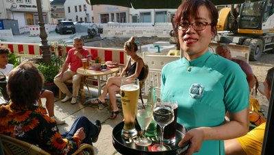 Die Stühle vor dem Asia-Restaurant von Nga Le To am Zschopauer Neumarkt waren am Samstagabend voll besetzt. 