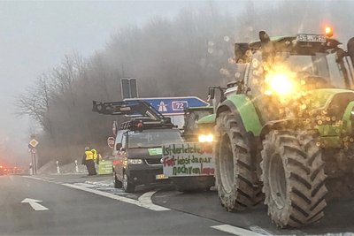 Die Auffahrten der A 72 Stollberg-West sind blockiert. Auf der Verbindungsstraße zwischen Neuwürschnitz und Stollberg kommt man aber ohne große Verzögerung durch.