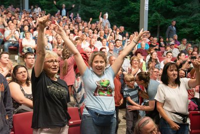 Karolin Schulz (Mitte) und ihre Mutter Barbara (links) feierten die Prinzen in Bad Elster. Sie besuchen seit den 1990er-Jahren Konzerte der Popgruppe. Der Mix aus frechen, einfühlsamen und kritischen Liedtexten gefällt ihnen besonders.