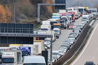 Die Besatzung des Einsatzleitwagens (Mitte vorn) musste nach dem Unfall Lkw-Fahrer auffordern, die Rettungsgasse für das nachfolgende Löschfahrzeug frei zu machen. 