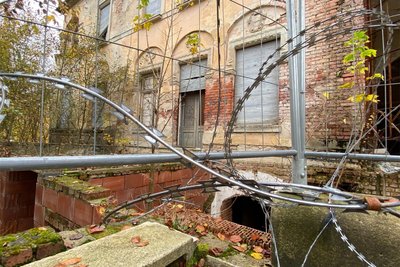 Stacheldraht umgibt Knolls Villa. Eingebrochen wurde trotzdem in das alte Gemäuer.