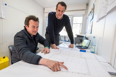 600 Seiten Genehmigung – jetzt aber kann geplant und gebaut werden. Cecil von Reitzenstein (vorn) und Franz von Rotenhan bei einer Lagebesprechung.