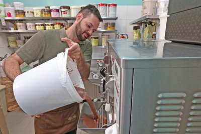 Riccardo Loretto füllt die Masse für das Schokoeis in die Maschine.