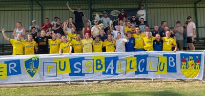 Der Reichenbacher FC jubelt hier gemeinsam mit seinen Fans über den Vizemeistertitel. Saisonübergreifend blieb die junge Mannschaft um Carlo Kästner 29-mal ungeschlagen, erreichte mit dem 10:0 sogar den höchsten Punktspielsieg einer Reichenbacher Bezirksligamannschaft seit 1965. Das Kopf-an-Kopf-Rennen um den Aufstieg verloren die Männer undenkbar knapp gegen Rapid Chemnitz. Nun blickt man euphorisch auf die nächste Chance. 
