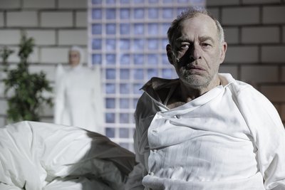Klaus Gramüller in der Inszenierung des Theaters Plauen-Zwickau als alter Faust in „Urfaust“.