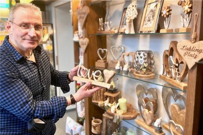 Gunnar Zeeh, Inhaber des Geschenke-Ecks in Aue, hofft, dass es wieder aufwärts geht. Doch mit sprunghaft mehr Kundschaft rechnet er trotz Wegfall der G-Regeln für den Einzelhandel vorerst nicht. 