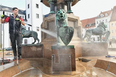 Putz für die Löwen und Otto: Robert Kehrer vom städtischen Tiefbauamt machte am Dienstag den Ottobrunnen auf dem Obermarkt in Freiberg winterfest. 