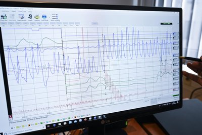 Lügen schlagen große Wellen. Beim Monitoring werden verschiedene Werte wie Atmung oder Herzschlag abgefragt und am Bildschirm angezeigt.