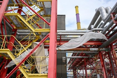 Immer in Blicknähe: die bunte Esse. Im Vordergrund sind mechanische Apparaturen des international ausstellenden Japaners Rikuo Ueda zu sehen, die durch Windbewegungen zeichnerische Spuren auf Leinwänden hinterlassen.