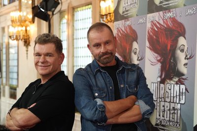 Peter Plate (links) und Ulf Leo Sommer gehören zu den erfolgreichsten Pop-Komponisten Deutschlands. Jetzt gehen sie mit ihrem neuen Musical über Berlin im Jahr 1990 auf volles Risiko.