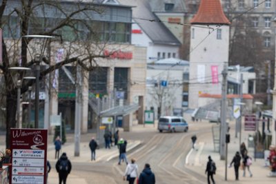 In Plauen werden am 28. Mai Passanten zur Attraktivität der Innenstadt befragt.