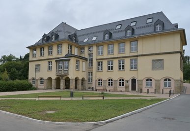 Die Evangelische Oberschule in Burkhardtsdorf. Zu den neu geplanten Parkplätzen ist es dann nur ein kurzer Weg. 