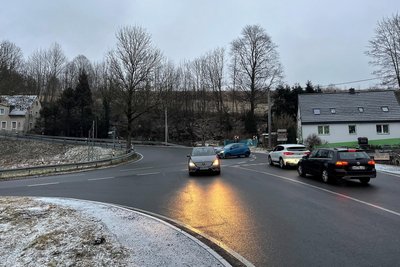 Im weiteren Verlauf der B 95 an der Zschopautalkreuzung zwischen Annaberg und Schönfeld herrscht am Morgen freie Fahrt.