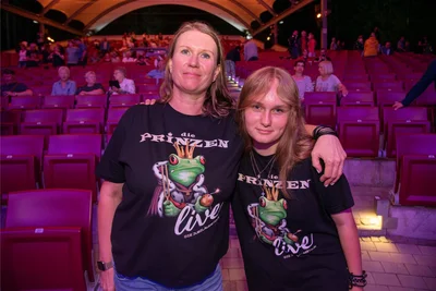 Catherine Häweker (rechts) und ihre Mutter Bianka kamen für das Konzert der Prinzen extra aus Cottbus angereist.