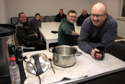 Wisch- und Küchendienst gehören zum Vereinsleben dazu. Im neuen Besprechungsraum ist diesmal Sven Borchert (vorn) dran.