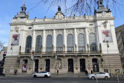Das Theater des Westens an der Kantstraße wurde 1896 eröffnet. Heute gehört es der Stage Entertainment Gesellschaft und wird als Musicaltheater bespielt.