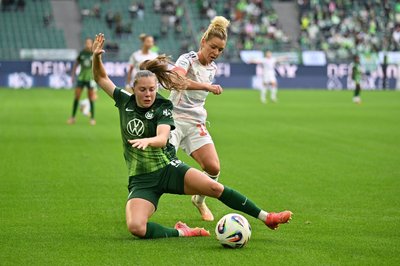 Wer macht es diesmal? Linda Dallmann (r) ist mit dem FC Bayern gegen Wolfsburg favorisiert. (Archivbild)