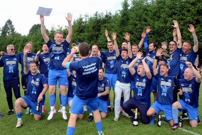 Die Fußballer des VfB Großfriesen haben am Sonntag beim Auswärtsspiel in Bergen den Aufstieg in die Vogtlandliga gefeiert.