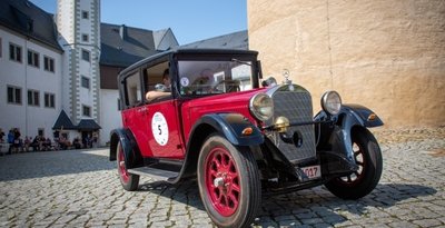 Schätze wie dieser Mercedes-Benz 8/38, Baujahr 1926, begeisterten - wie hier auf Zschopauer Schlosshof - die Zuschauer entlang der 1. Sächsischen Meister-Classic im Sommer 2021.