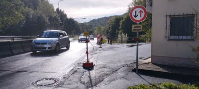 Diese Brücke ist bereits vor mehr als 30 Jahren, damals wegen der breiten Transporter der ehemaligen Sitzmöbelfabrik, eingeengt worden.