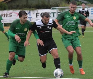 In der vergangenen Saison schnürte Steven Tonne - hier in einer Partie gegen Mühltroff - noch für den FC Stollberg die Töppen. Nun will er mit Reinsdorf-Vielau gegen den FCS Tore schießen.