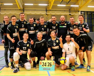 Auf ein fröhliches Mannschaftsbild nach dem Spiel hofft der VSV Oelsnitz am Samstagabend. Ab 19 Uhr gastiert der aktuelle Tabellenvorletzte VC Zschopau II in der Oelsnitzer Sporthalle.