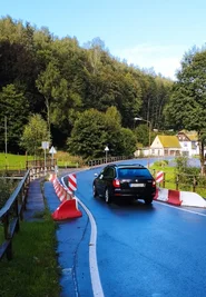 Der Durchlass am Bahnübergang, wie ihn die Experten nennen, wurde 2015 verengt. 