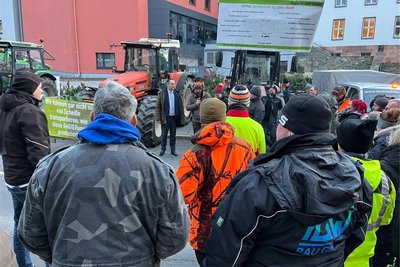 Landrat Rico Anton (3. v. l.) ist am Donnerstag am Landratsamt in Annaberg im Gespräch mit Teilnehmern einer Kundgebung gewesen.
