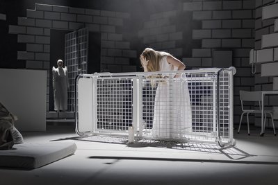 Ute Menzel und Kristin Heil in „Urfaust“. Das Stück wird derzeit am Gewandhaus in Zwickau gespielt.
