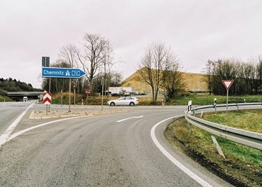 Autobahn-Anschlussstelle Reichenbach. Seit dem vergangenen Jahr markieren große Erdhügel die Auffahrten. 