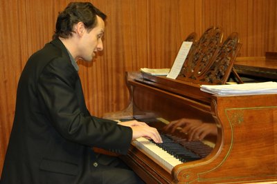 Am Klavier spielt Radim Vojir.