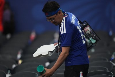 Ein japanischer Fan sammelt nach dem WM-Gruppenspiel Müll ein.