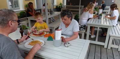 Mit seiner Frau und seinem Enkel ließ es sich Michael Zuchold (links) am Samstagabend in der Pizzeria Napoli am Altmarkt schmecken.
