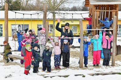 Das Christliche Kinderhaus "Ankerplatz" in Zethau soll ein Hafencafé bekommen. Darauf freuen sich die Mädchen und Jungen, hier mit Erzieherin Nancy Hegewald im Garten der Einrichtung. 