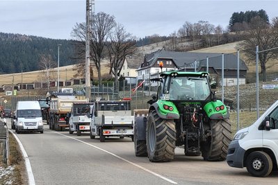 Zahlreiche Fahrzeuge, darunter Traktoren, haben sich am Donnerstagnachmittag von Raschau aus auf den Weg nach Annaberg gemacht.